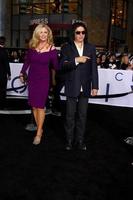 los angeles, 10 de abril - shannon tweed simmons, gene simmons chega na estréia do esquecimento no dolby theater em 10 de abril de 2013 em los angeles, ca foto