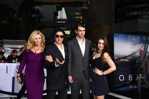 los angeles, 10 de abril - shannon tweed simmons, gene simmons, nick simmons, sophie simmons chega na estréia do esquecimento no dolby theater em 10 de abril de 2013 em los angeles, ca foto