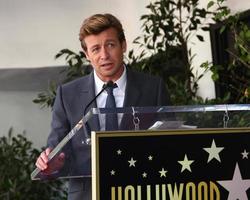 los angeles, 14 de fevereiro - simon baker na cerimônia da calçada da fama de hollywood homenageando simon baker no hollywood boulevard em 14 de fevereiro de 2013 em los angeles, ca foto