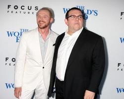 los angeles, 21 de agosto - simon pegg, nick frost na estréia do fim do mundo nos teatros arclight hollywood em 21 de agosto de 2013 em los angeles, ca foto