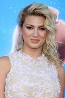 los angeles, 3 de dezembro - tori kelly no sing premiere no microsoft theater em 3 de dezembro de 2016 em los angeles, ca foto