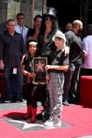 los angeles, 9 de julho - slash e dois filhos na cerimônia da calçada da fama de hollywood para slash no hard rock cafe em hollywood and highland em 9 de julho de 2012 em los angeles, ca foto