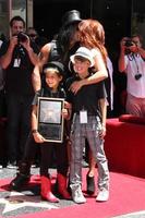 los angeles, 9 de julho - slash, esposa perla e dois filhos na cerimônia da calçada da fama de hollywood para slash no hard rock cafe em hollywood e highland em 9 de julho de 2012 em los angeles, ca foto