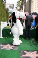 los angeles, 2 de novembro - snoopy na cerimônia de caminhada da fama snoopy hollywood na calçada da fama de hollywood em 2 de novembro de 2015 em los angeles, ca foto