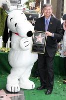 los angeles, 2 de novembro - snoopy, leron gubler na cerimônia da calçada da fama de snoopy hollywood na calçada da fama de hollywood em 2 de novembro de 2015 em los angeles, ca foto