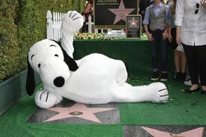 los angeles, 2 de novembro - snoopy na cerimônia de caminhada da fama snoopy hollywood na calçada da fama de hollywood em 2 de novembro de 2015 em los angeles, ca foto