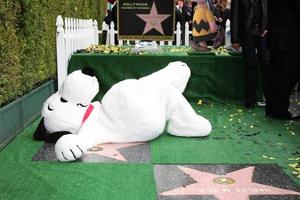 los angeles, 2 de novembro - snoopy na cerimônia de caminhada da fama snoopy hollywood na calçada da fama de hollywood em 2 de novembro de 2015 em los angeles, ca foto