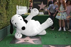 los angeles, 2 de novembro - snoopy na cerimônia de caminhada da fama snoopy hollywood na calçada da fama de hollywood em 2 de novembro de 2015 em los angeles, ca foto