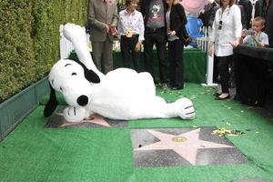 los angeles, 2 de novembro - snoopy, com sua estrela wof e a estrela wof de charles schultz na cerimônia da Calçada da Fama de snoopy hollywood na Calçada da Fama de Hollywood em 2 de novembro de 2015 em los angeles, ca foto