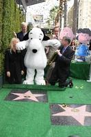 los angeles, 2 de novembro - snoopy, oficiais da câmara, paul feig, craig schultz na cerimônia da Calçada da Fama do Snoopy Hollywood na Calçada da Fama de Hollywood em 2 de novembro de 2015 em los angeles, ca foto