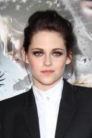 los angeles, 29 de maio - kristen stewart chega ao filme branco de neve e o caçador los angeles no teatro da vila em 29 de maio de 2012 em westwood, ca foto