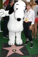 los angeles, 2 de novembro - snoopy, jean schultz na cerimônia de caminhada da fama snoopy hollywood na calçada da fama de hollywood em 2 de novembro de 2015 em los angeles, ca foto