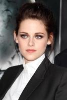 los angeles, 29 de maio - kristen stewart chega ao filme branco de neve e o caçador los angeles no teatro da vila em 29 de maio de 2012 em westwood, ca foto