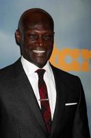 los angeles, 18 de janeiro - peter mensah chega ao spartacus - exibição de vingança da estréia da 3ª temporada da série starz nos cinemas arclight em 18 de janeiro de 2012 em los angeles, ca foto