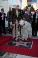 los angeles, 14 de janeiro - stan lee, esposa joan lee na cerimônia de stan lee quando ele recebe sua estrela na calçada da fama de hollywood na calçada da fama de hollywood em 14 de janeiro de 2011 em los angeles, ca foto