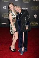 los angeles, 14 de dezembro - billie lourd, carrie fisher em star wars - a força desperta estreia mundial em hollywood and highland em 14 de dezembro de 2015 em los angeles, ca foto