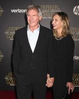 los angeles, 14 de dezembro - harrison ford, calista bandhart em star wars - the force desperta estreia mundial em hollywood and highland em 14 de dezembro de 2015 em los angeles, ca foto