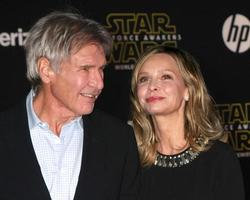 los angeles, 14 de dezembro - harrison ford, calista bandhart em star wars - the force desperta estreia mundial em hollywood and highland em 14 de dezembro de 2015 em los angeles, ca foto