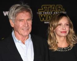 los angeles, 14 de dezembro - harrison ford, calista bandhart em star wars - the force desperta estreia mundial em hollywood and highland em 14 de dezembro de 2015 em los angeles, ca foto