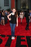 los angeles, 17 de julho - emma kenney chega na estréia da revolução step up no teatro chinês graumans em 17 de julho de 2012 em los angeles, ca foto