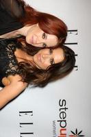 los angeles, 16 de novembro - amy davidson, lacey chabert chega ao evento beneficente intensificando na cidade para intensificar a rede de mulheres no majestic halls em 16 de novembro de 2011 em los angeles, ca foto