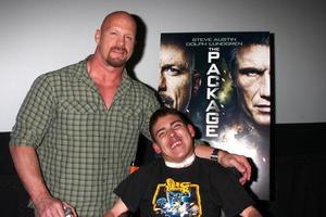 los angeles, 15 de fevereiro - steve austin, anthony nieves em um especial q e uma exibição do pacote nos cinemas laemmle noho 7 em 15 de fevereiro de 2013 em north hollywood, ca foto