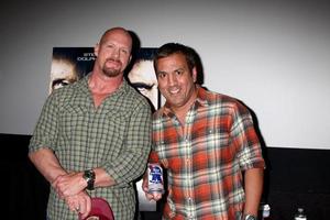 los angeles, 15 de fevereiro - steve austin, leo quinones em um q especial e uma exibição do pacote nos cinemas laemmle noho 7 em 15 de fevereiro de 2013 em north hollywood, ca foto