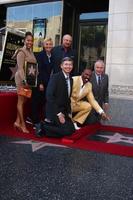 los angeles, 13 de maio - lr backrow marjorie harvey, ellen degeneres, dr phil mcgraw lr front row leron gubler, steve harvey, tom lebonge no steve harvey hollywood Walk of Fame cerimônia de estrelas no hotel w hollywood em 13 de maio de 2013 em los angeles, ca foto