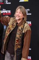 los angeles, 11 de março - steve whitmire no muppets most wanted , los angeles estréia no teatro el capitan em 11 de março de 2014 em los angeles, ca foto