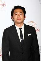 los angeles, 25 de abril - steven yeun chega ao 2013 college television awards no jw marriott em 25 de abril de 2013 em los angeles, ca foto