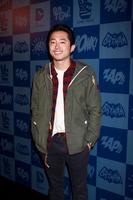 los angeles, 21 de março - steven yeun chega ao lançamento da linha de produtos batman no meltdown comics em 21 de março de 2013 em los angeles, ca foto