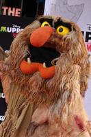 los angeles, 11 de março - sweetums at the muppets most wanted , los angeles estréia no teatro el capitan em 11 de março de 2014 em los angeles, ca foto