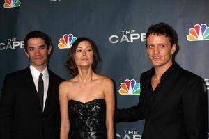 los angeles, 4 de janeiro - james frain, summer glau, david lyons chega na festa de estréia do cape no music box theatre em 4 de janeiro de 2011 em los angeles, ca foto