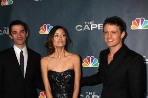 los angeles, 4 de janeiro - james frain, summer glau, david lyons chega na festa de estréia do cape no music box theatre em 4 de janeiro de 2011 em los angeles, ca foto