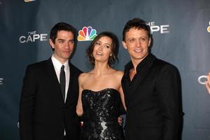 los angeles, 4 de janeiro - james frain, summer glau, david lyons chega na festa de estréia do cape no music box theatre em 4 de janeiro de 2011 em los angeles, ca foto