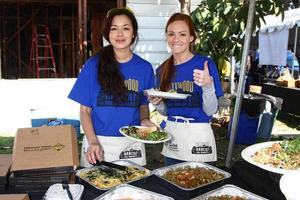 Los Angeles, 9 de fevereiro - Theresa Castillo e Emily Wilson almoçando no 4º Hospital Geral Habitat for Humanity Fan build day na rua 191 e marker em 9 de fevereiro de 2013 em Long Beach, ca foto