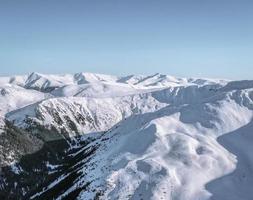 montanhas cobertas de neve foto