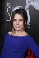 los angeles, 8 de fevereiro - sophia bush chega ao this mean war premiere no teatro chinês graumans em 8 de fevereiro de 2012 em los angeles, ca foto