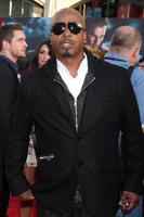 los angeles, 2 de maio - mc hammer chegando na estreia mundial de thor no teatro el capitan em 2 de maio de 2011 em los angeles, ca foto