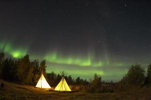 barraca de acampamento na floresta à meia-noite foto