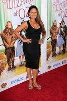 los angeles, 15 de setembro - tia carrere na exibição de estreia mundial do mágico de oz 3d no tcl chinês imax theate em 15 de setembro de 2013 em los angeles, ca foto