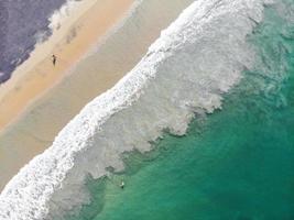 vista aérea de duas pessoas na praia foto