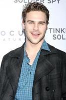 los angeles, 6 de dezembro - grey damon chega ao tinker alfaiate soldado spy la exibição nos cinemas arclight em 6 de dezembro de 2011 em los angeles, ca foto