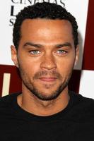 los angeles, 14 de junho - jesse williams chega ao to rome with love laff premiere no regal cinemas la live stadium 14 em 14 de junho de 2012 em los angeles, ca foto