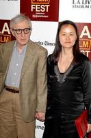 los angeles, 14 de junho - Woody Allen, Soon-yi Previn chega ao to rome with love laff premiere no regal cinemas la live stadium 14 em 14 de junho de 2012 em los angeles, ca foto