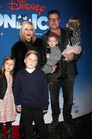 los angeles, 11 de dezembro - ortografia tori, dean mcdermott, liam mcdermott, stella mcdermott, hattie mcdermott, finn mcdermott no disney on ice red carpet recepção no grampos center em 11 de dezembro de 2014 em los angeles, ca foto