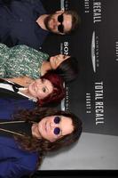 los angeles, 1 de agosto - jack osbourne, esposa, sharon e ozzy osbourne chegam à estréia de recall total no teatro chinês graumans em 1 de agosto de 2012 em los angeles, ca foto