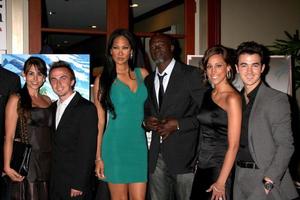 los angeles, 15 de abril - elycia turnbow, frankie muniz, kimora lee, djimon hounsou, kevin jonas e esposa danielle participando do baile beneficente toyota grand prix 2011 em westin long beach em 15 de abril de 2011 em long beach, ca foto