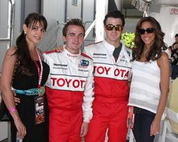 los angeles, 16 de abril - elycia turnbow, frankie muniz, kevin jonas e esposa danielle no toyota grand prix pro celeb race na toyota grand prix track em 16 de abril de 2011 em long beach, ca foto