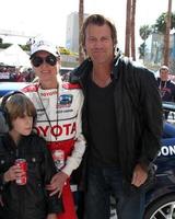 los angeles, 14 de abril - eileen davidson, filho, marido vince van patten na corrida toyota pro celeb de 2012 em long beach grand prix em 14 de abril de 2012 em long beach, ca foto